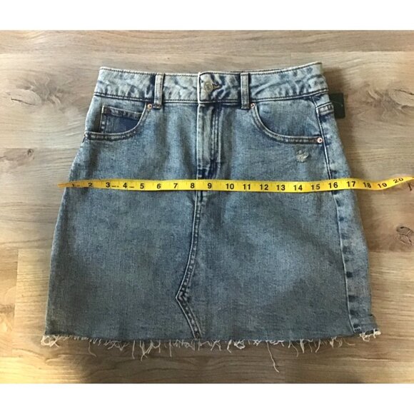 WILD FABLE -WOMENS MEDIUM WASH KNEE LENGHT DISTRESS HEM DENIM SKIRT SIZE 4 -NEW - Picture 4 of 5